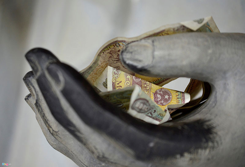 Nhét tiền lẻ, xoa đen tượng phật ngày khai hội chùa Bái Đính